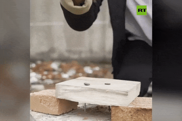Bậc thầy Kung Fu dùng tay không đóng đinh vào gỗ