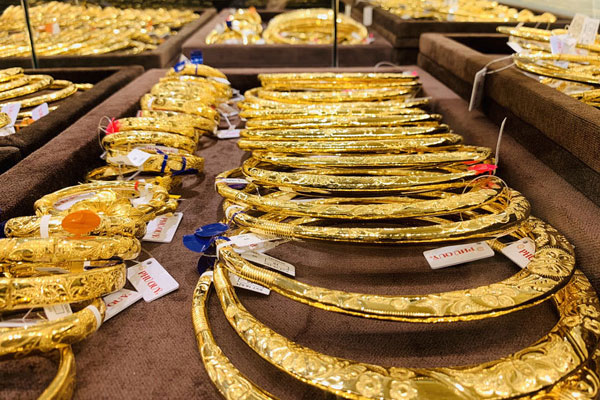 Giá vàng hôm nay 24/3: USD vụt tăng, vàng biến động mạnh-2