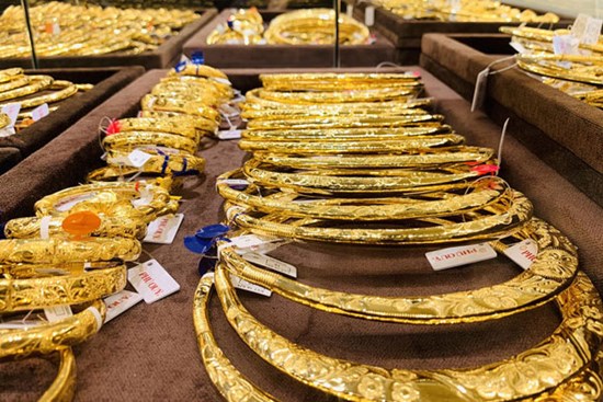 Giá vàng hôm nay 23/3: Áp lực bán tháo