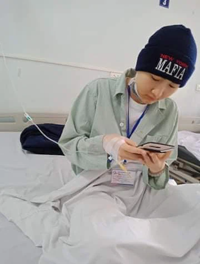 Quá trình xạ trị đầy đau đớn của nữ MC thời tiết mắc ung thư: Phát hiện dấu hiệu bệnh chỉ 10 ngày, từ tóc đến lông mi lông mày đều rụng sạch-12