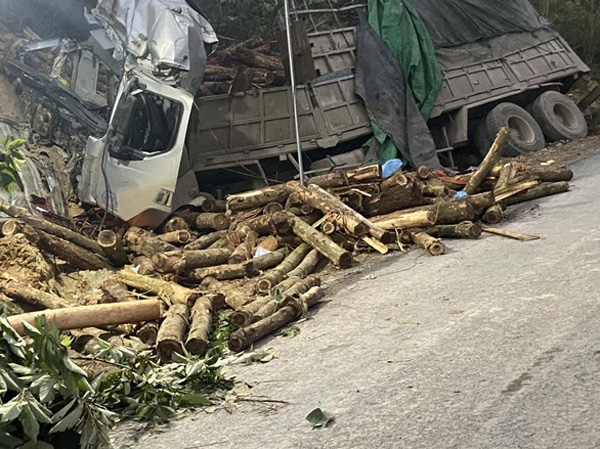 Xe tải chở gỗ keo gặp tai nạn thảm khốc ở Thanh Hóa, 7 người ngồi trên ca bin tử vong-1