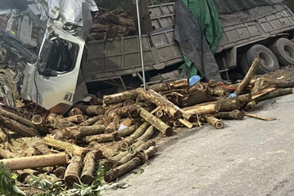 Xe tải văng lốp vào hai ôtô phía sau-1