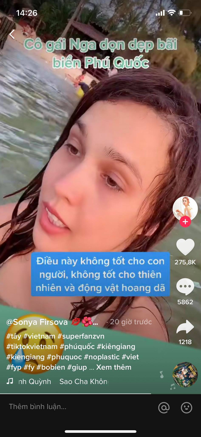 Xôn xao cảnh cô gái Nga quay clip tắm biển Phú Quốc ngập đầy rác và hành động ngay sau đó cùng người dân khiến ai cũng bất ngờ-3