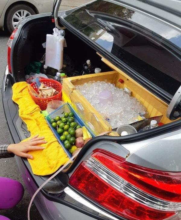 Xôn xao hình ảnh người phụ nữ dùng xe hơi đi bán cam lề đường: Câu chuyện phía sau gây tò mò-3