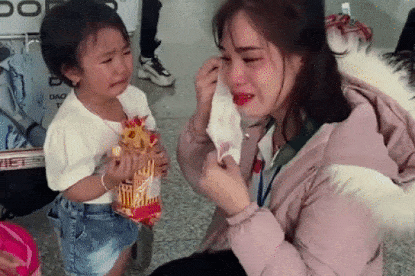 Hình ảnh mẹ trẻ khóc nức nở ôm con giữa sân bay khiến dân mạng nhói lòng