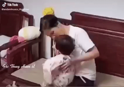 Bủn rủn chân tay khi chứng kiến cảnh bé gái đang ăn hoa quả thì bị hóc nghẹn, chân tay giãy giụa không ngừng-1