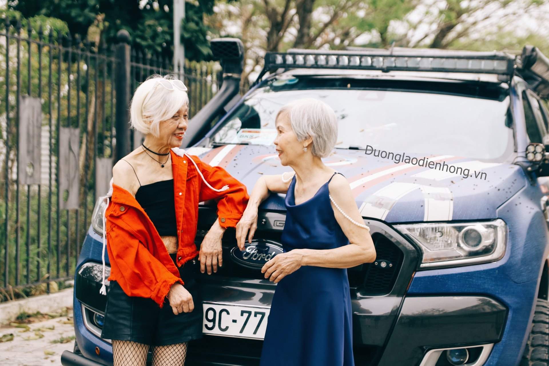 2 cụ bà U90 ăn mặc cực chất, tạo dáng cool ngầu bên siêu xe chẳng kém gì người mẫu-1