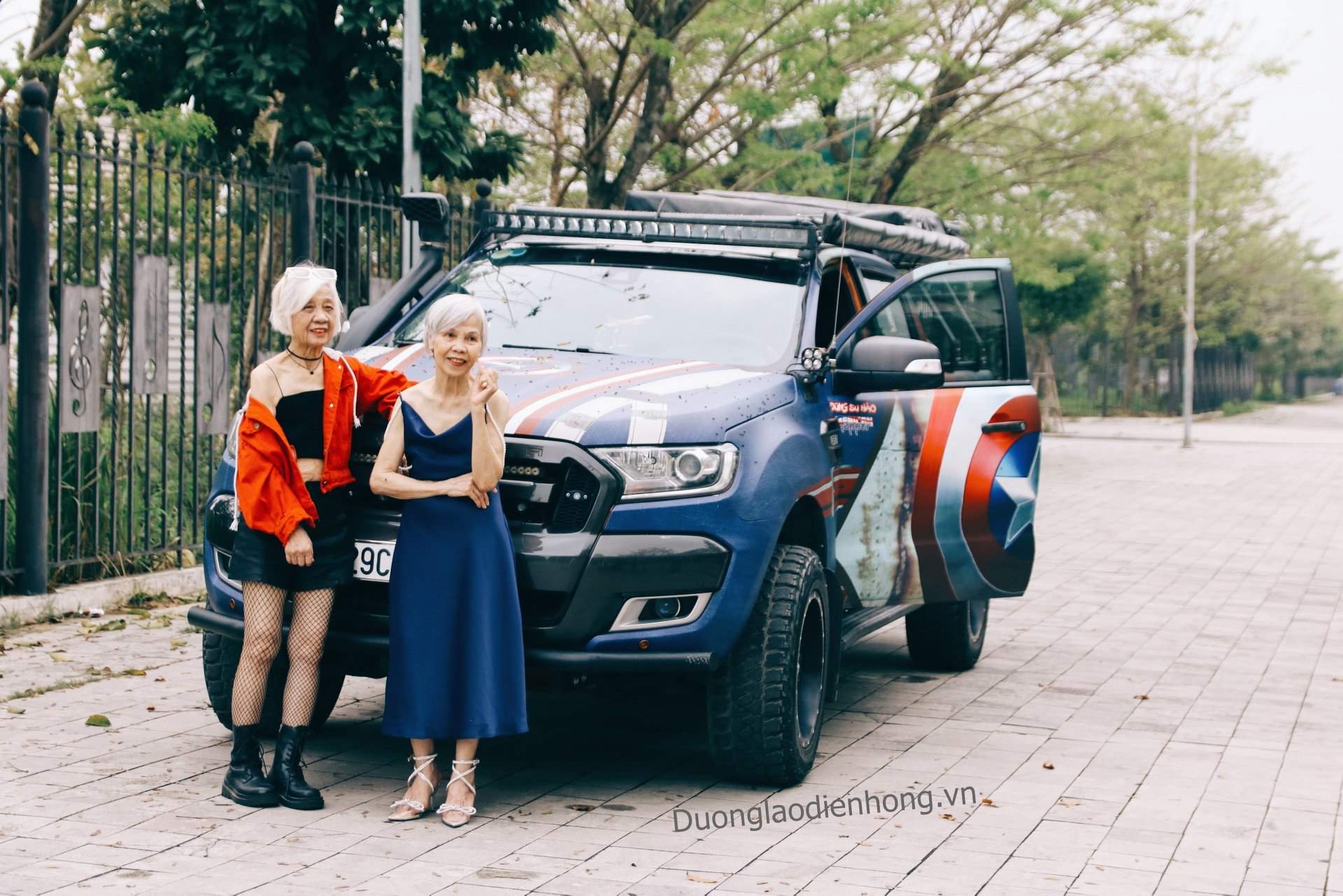2 cụ bà U90 ăn mặc cực chất, tạo dáng cool ngầu bên siêu xe chẳng kém gì người mẫu-2