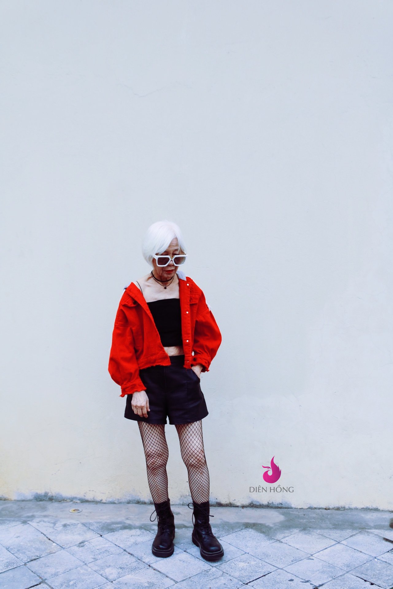 2 cụ bà U90 ăn mặc cực chất, tạo dáng cool ngầu bên siêu xe chẳng kém gì người mẫu-3