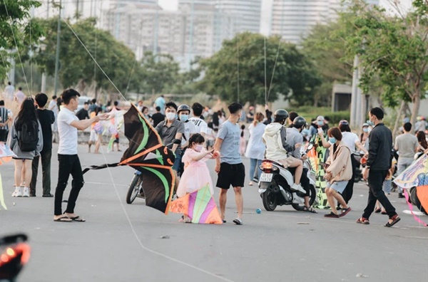 TP.HCM: Nhiều người đi đường liên tục bị dây diều cứa vào cổ, bị thương-1