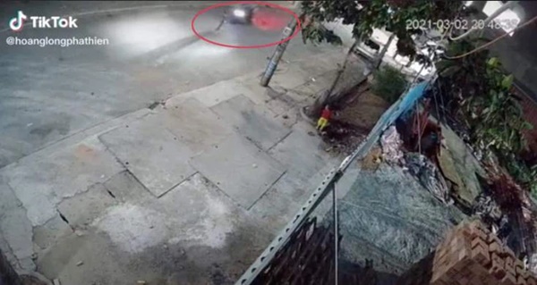 Em bé một mình chạy sang đường lúc nửa đêm bị xe máy tông trực diện, toàn cảnh sự việc khiến phụ huynh rụng rời-1