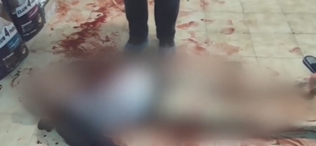 Nghe tiếng la hét hoảng loạn, vợ chạy vào nhà thấy chồng gục chết với nhiều vết dao đâm, nguyên nhân bắt nguồn từ suy nghĩ bệnh hoạn của cậu con trai 19 tuổi-2