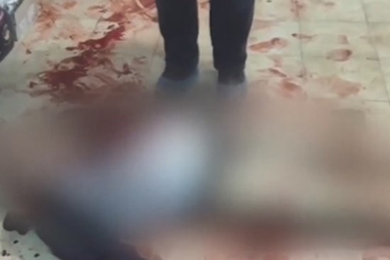 Nghe tiếng la hét hoảng loạn, vợ chạy vào nhà thấy chồng gục chết với nhiều vết dao đâm, nguyên nhân bắt nguồn từ suy nghĩ 