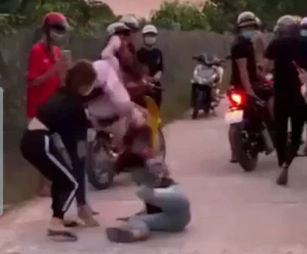 Nữ sinh bị bạn gái yêu râu xanh đánh ghen, lột đồ, quay clip tung lên mạng-2