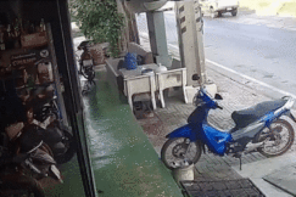 Thót tim cảnh xe bơm bê tông lao vào nhà dân sau va chạm với xe tải-1