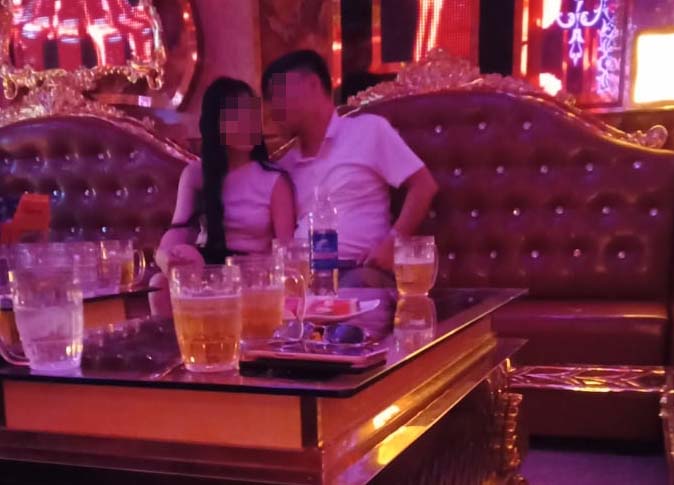 Chiêu trị chồng đáng nể” của cô vợ có ông xã đi hát karaoke tay vịn khiến Netizen vỗ tay rần rần-2