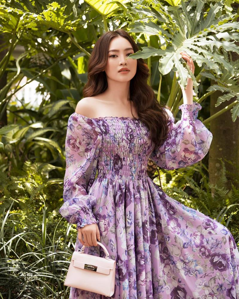 Khoe vai trần với đầm hoa trễ vai, Lan Ngọc đọ sắc cùng HH Thu Thảo: Hai nhan sắc đẹp đến ná thở-1