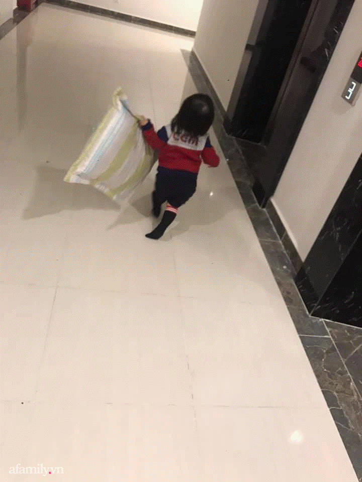 Khóc lóc mãi mà vẫn bị mẹ ngó lơ, bé gái mang cả gối ra cửa thang máy nằm ăn vạ cho... đỡ mệt-1