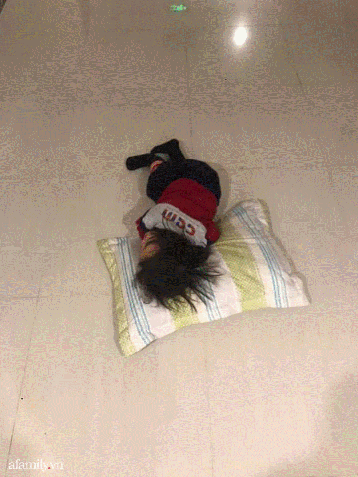 Khóc lóc mãi mà vẫn bị mẹ ngó lơ, bé gái mang cả gối ra cửa thang máy nằm ăn vạ cho... đỡ mệt-2