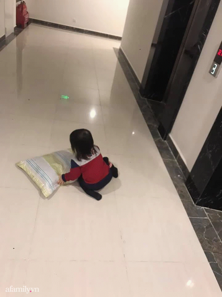 Khóc lóc mãi mà vẫn bị mẹ ngó lơ, bé gái mang cả gối ra cửa thang máy nằm ăn vạ cho... đỡ mệt-3
