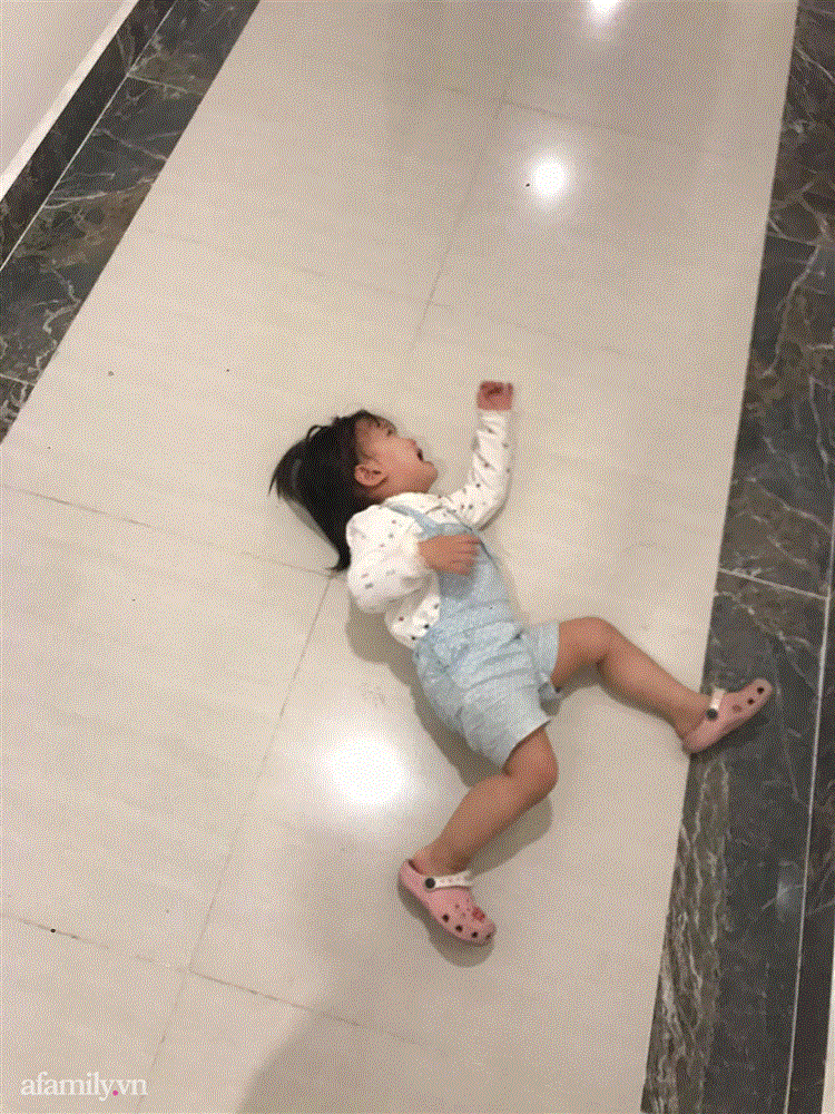 Khóc lóc mãi mà vẫn bị mẹ ngó lơ, bé gái mang cả gối ra cửa thang máy nằm ăn vạ cho... đỡ mệt-4