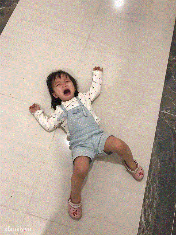 Khóc lóc mãi mà vẫn bị mẹ ngó lơ, bé gái mang cả gối ra cửa thang máy nằm ăn vạ cho... đỡ mệt-5