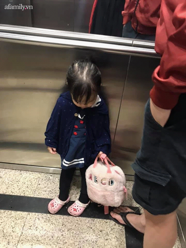 Khóc lóc mãi mà vẫn bị mẹ ngó lơ, bé gái mang cả gối ra cửa thang máy nằm ăn vạ cho... đỡ mệt-6