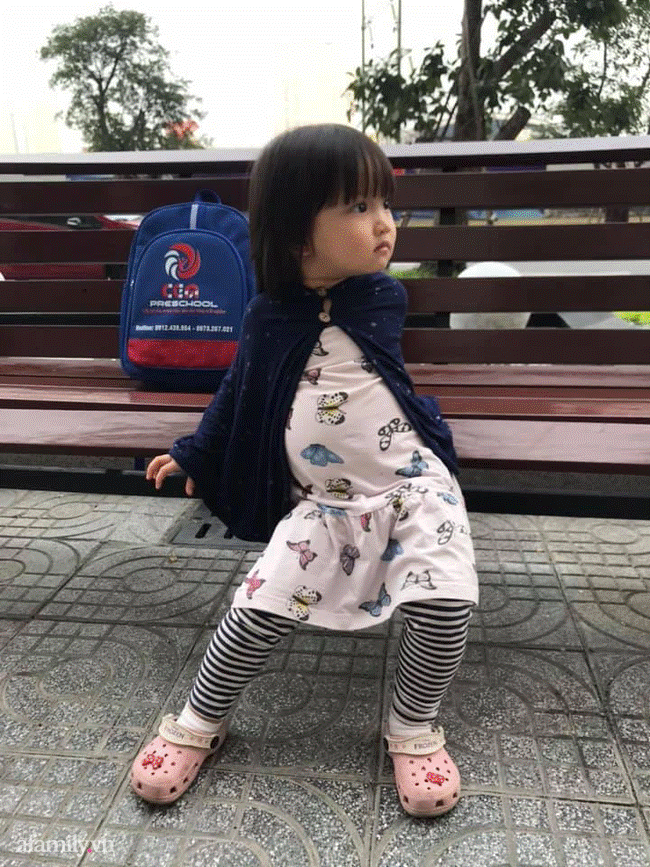 Khóc lóc mãi mà vẫn bị mẹ ngó lơ, bé gái mang cả gối ra cửa thang máy nằm ăn vạ cho... đỡ mệt-7