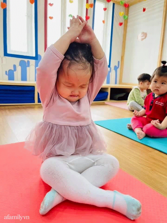 Khóc lóc mãi mà vẫn bị mẹ ngó lơ, bé gái mang cả gối ra cửa thang máy nằm ăn vạ cho... đỡ mệt-8