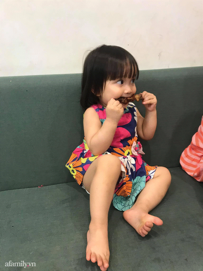Khóc lóc mãi mà vẫn bị mẹ ngó lơ, bé gái mang cả gối ra cửa thang máy nằm ăn vạ cho... đỡ mệt-9