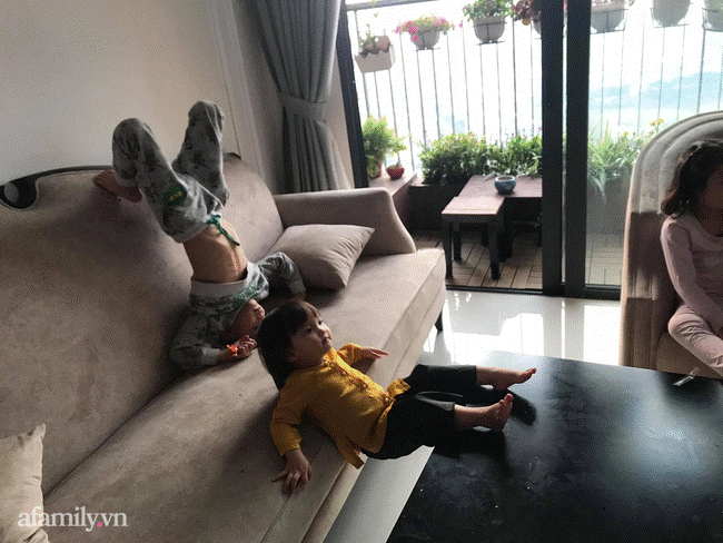 Khóc lóc mãi mà vẫn bị mẹ ngó lơ, bé gái mang cả gối ra cửa thang máy nằm ăn vạ cho... đỡ mệt-10