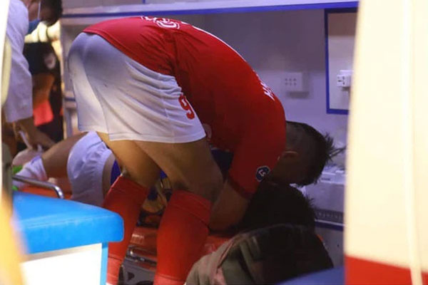 Chân dung Đỗ Hùng Dũng - cầu thủ 28 tuổi tài năng vừa gặp tai nạn kinh hoàng trên sân cỏ: Chủ nhân Quả bóng vàng 2019, con trai đầu lòng mới hơn 1 tuổi-10