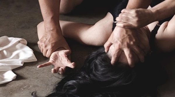 Giảng dạy cho sinh viên mà đưa lời khuyên nếu không tránh được cưỡng hiếp, hãy thư giãn và tận hưởng, giáo sư lĩnh hậu quả ngay lập tức-2