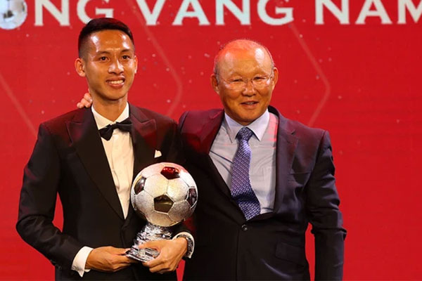 Báo chí thế giới đồng loạt đưa tin về chấn thương kinh hoàng của Hùng Dũng, lo lắng cho cơ hội đi tiếp của tuyển Việt Nam ở vòng loại World Cup-4