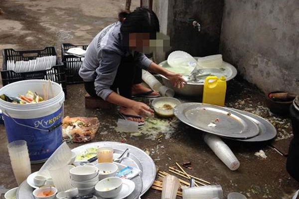 Chuyến bay dài nhất cuộc đời: Câu chuyện của cô nhân viên bán quần áo và dòng chữ sau tấm ảnh cưới của người hùng sân cỏ Đỗ Hùng Dũng-9