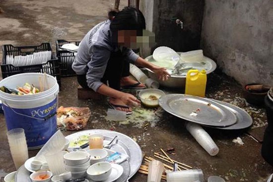 Về ra mắt phải rửa cả đống bát, cô gái 'cầu cứu' được mẹ chốt hạ: 'Đạp một phát rồi đi về, không lấy người này thì lấy người khác, nhà mình giàu mà'