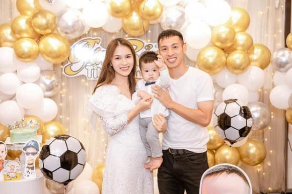 Vợ Hùng Dũng gạt nước mắt, gửi con nhỏ ở nhà để bay vào Sài Gòn chăm sóc chồng sau chấn thương nặng, gọi đó là chuyến bay dài nhất cuộc đời-1