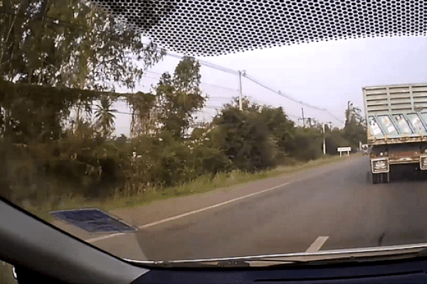 Xe tải văng lốp vào hai ôtô phía sau