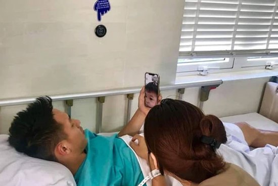 Hình ảnh xúc động: Hùng Dũng gọi video với con trai trước khi vào phòng phẫu thuật