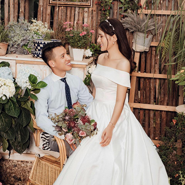 Chuyến bay dài nhất cuộc đời: Câu chuyện của cô nhân viên bán quần áo và dòng chữ sau tấm ảnh cưới của người hùng sân cỏ Đỗ Hùng Dũng-5