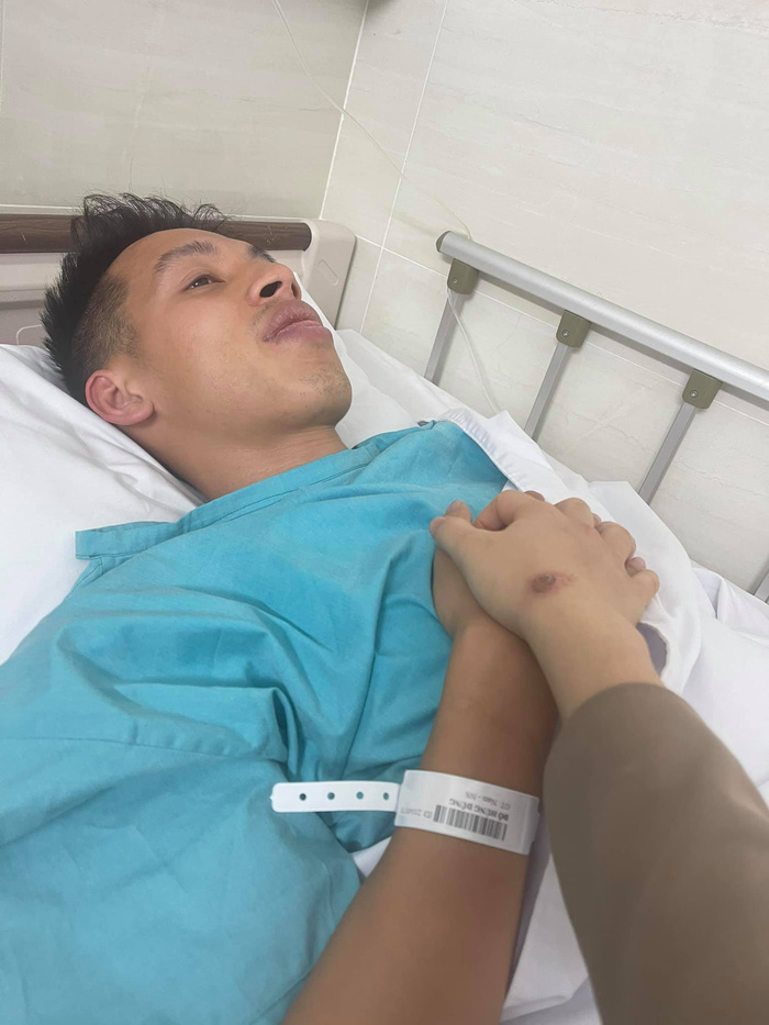 Xót xa hình ảnh đầu tiên của Hùng Dũng sau ca phẫu thuật, luôn có bà xã kề bên-3