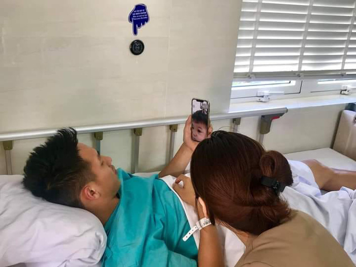 Xót xa hình ảnh đầu tiên của Hùng Dũng sau ca phẫu thuật, luôn có bà xã kề bên-2