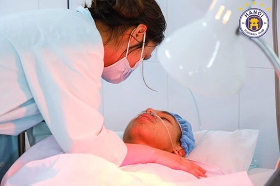 Xót xa hình ảnh đầu tiên của Hùng Dũng sau ca phẫu thuật, luôn có bà xã kề bên