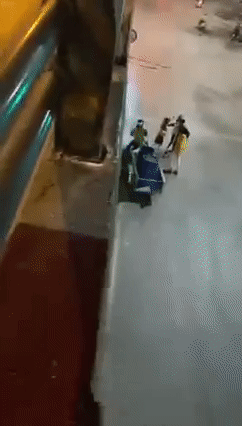 Phẫn nộ nhóm thanh niên nam nữ gào thét làm loạn đường phố, hành hung cặp vợ chồng chở nước thải mưu sinh giữa đêm khuya-1