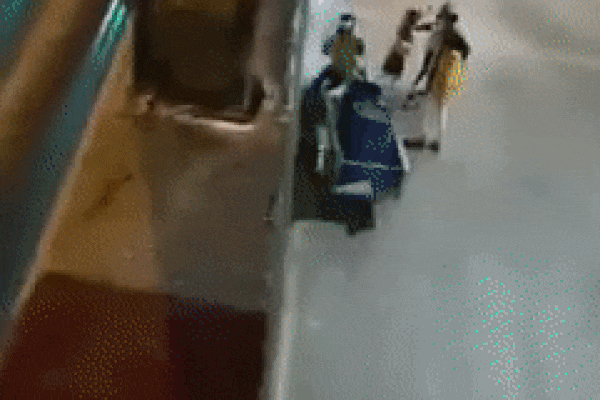 Clip: Hy hữu nam thanh niên đi xe máy bị thanh sắt trên xe tải rơi trúng đầu-3