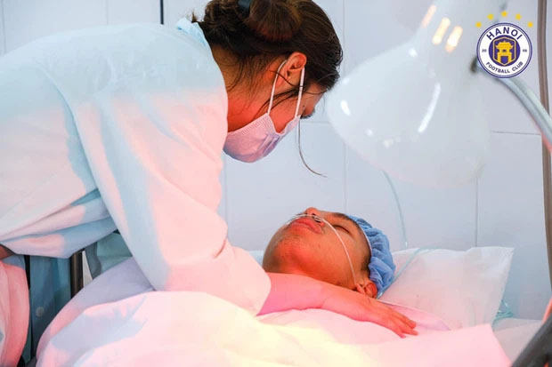 Cái chân là miếng cơm manh áo cầu thủ, sao không giữ cho nhau?-3