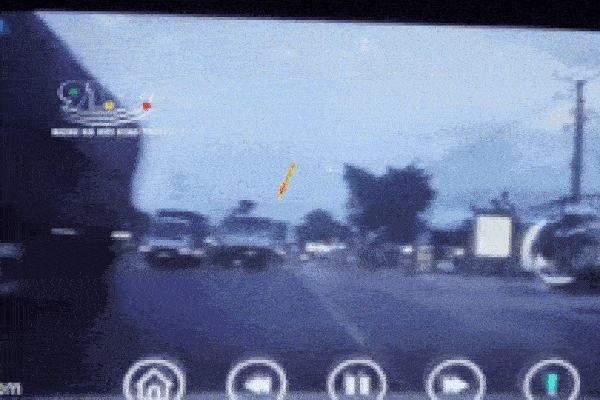 Nam thanh niên bị bó sắt trên xe tải đâm trúng, ngã văng xuống đường-1