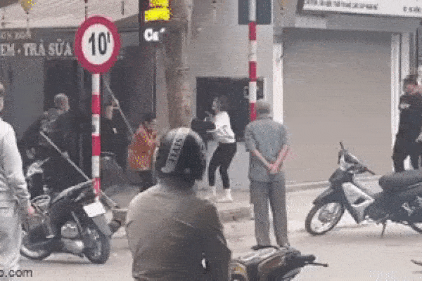Clip: Hai cô gái giật tóc nhau giữa đường phố Hà Nội, các thanh niên mang hẳn dao phóng lợn đến hỗ trợ-1