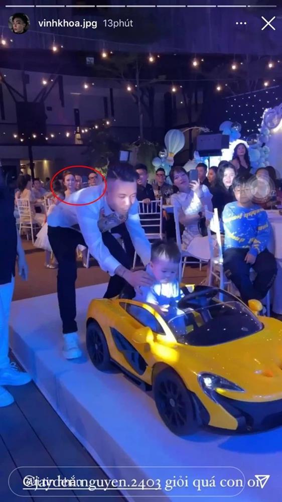 Vợ 2 Minh Nhựa - Mina Phạm chăm chú nhìn chồng hộ tống cháu ngoại trên siêu xe trong tiệc mừng 1 tuổi-1