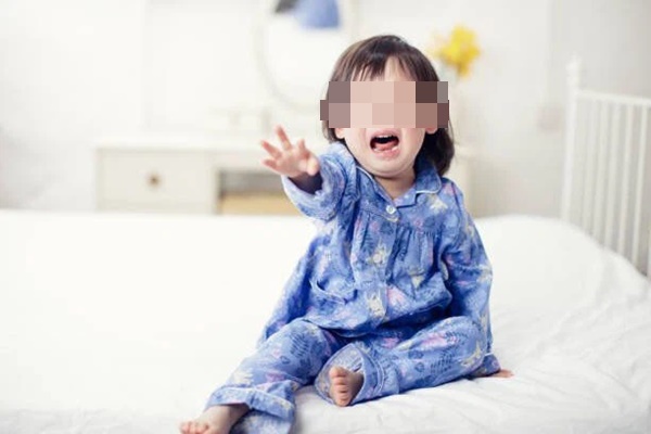 Bé gái 5 tuổi liên tục kêu đau vùng kín, quần lót có dịch lạ, nhìn cách bé mặc đồ bác sĩ đã hiểu lý do-1